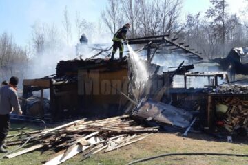 Gospodărie din Iaslovăț, afectată de un puternic incendiu