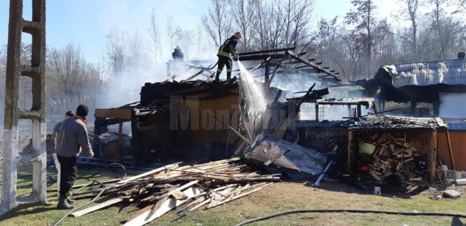 Gospodărie din Iaslovăț, afectată de un puternic incendiu Gospodărie din Iaslovăț, afectată de un puternic incendiu