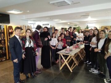 Zeci de copii și tineri au învățat să încondeieze ouă, la Centrul pentru Susținerea Tradițiilor Bucovinene