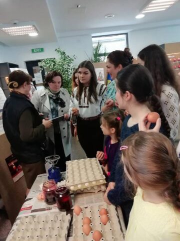 Zeci de copii și tineri au învățat să încondeieze ouă, la Centrul pentru Susținerea Tradițiilor Bucovinene