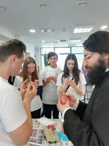 Zeci de copii și tineri au învățat să încondeieze ouă, la Centrul pentru Susținerea Tradițiilor Bucovinene