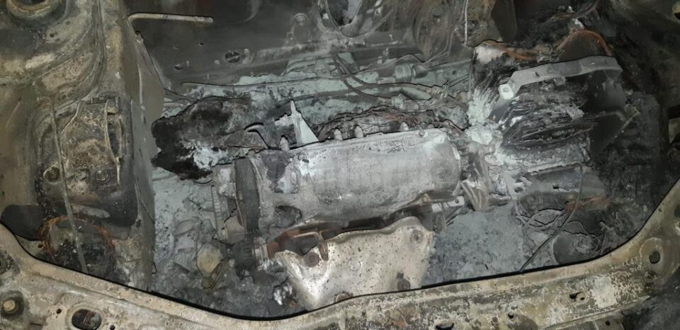 Mașină distrusă de flăcări