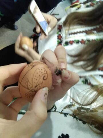 Zeci de copii și tineri au învățat să încondeieze ouă, la Centrul pentru Susținerea Tradițiilor Bucovinene