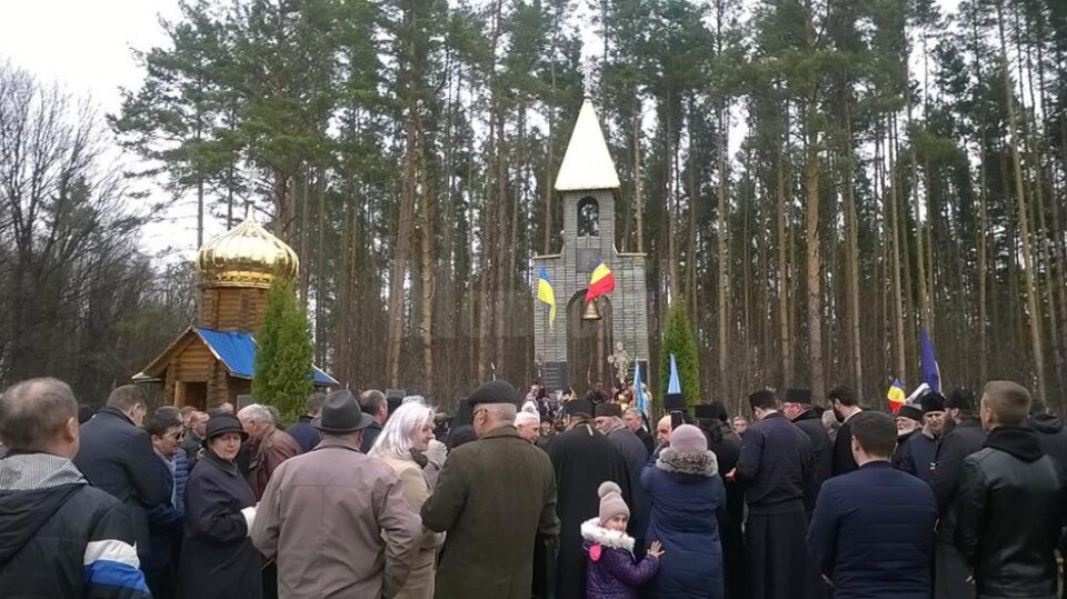 Comemorarea românilor bucovineni, masacrați de sovietici la 1 aprilie 1941, la Fântâna Albă Comemorarea românilor bucovineni, masacrați de sovietici la 1 aprilie 1941, la Fântâna Albă