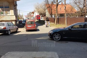 Plăcile de beton uitate în stradă de constructori, de peste un an de zile