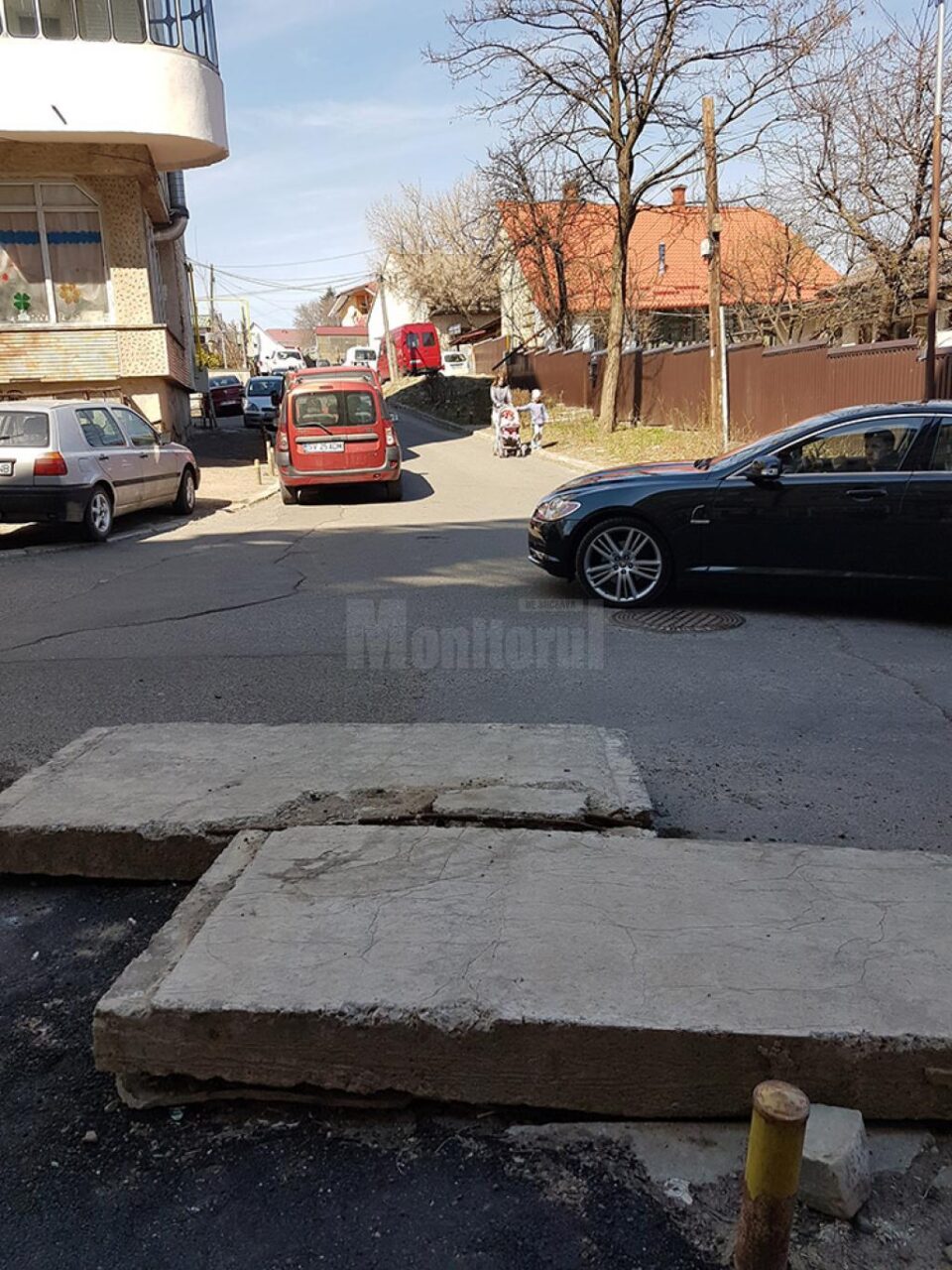 Plăcile de beton uitate în stradă de constructori, de peste un an de zile