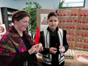 Zeci de copii și tineri au învățat să încondeieze ouă, la Centrul pentru Susținerea Tradițiilor Bucovinene