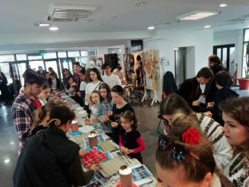 Zeci de copii și tineri au învățat să încondeieze ouă, la Centrul pentru Susținerea Tradițiilor Bucovinene