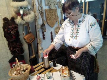 Zeci de copii și tineri au învățat să încondeieze ouă, la Centrul pentru Susținerea Tradițiilor Bucovinene