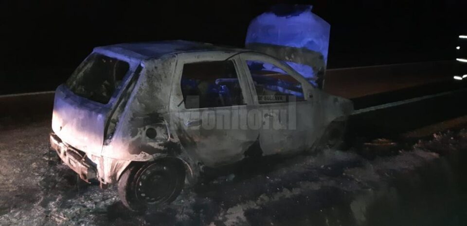 Mașină distrusă de flăcări