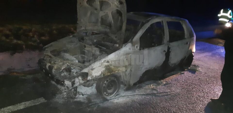 Mașina afectată de incendiu Mașina afectată de incendiu