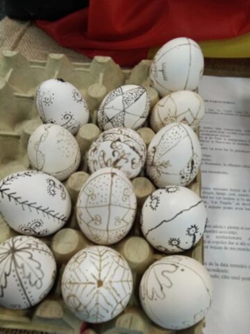 Zeci de copii și tineri au învățat să încondeieze ouă, la Centrul pentru Susținerea Tradițiilor Bucovinene