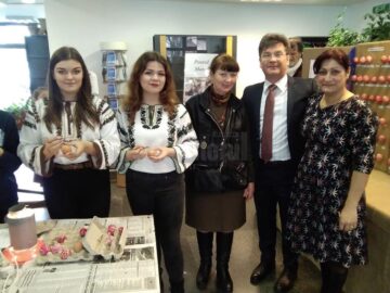 Zeci de copii și tineri au învățat să încondeieze ouă, la Centrul pentru Susținerea Tradițiilor Bucovinene