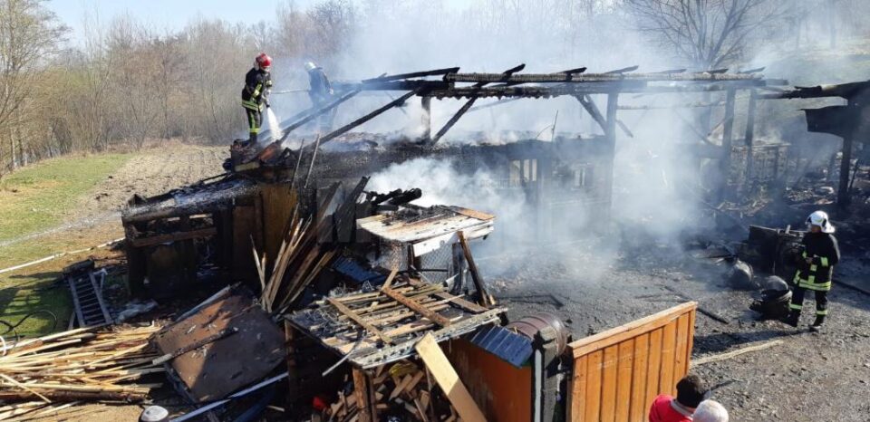 Gospodărie din Iaslovăț, afectată de un puternic incendiu