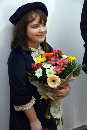 Prima expoziție de pictură a artistei Ioana Holca, în vârstă de 10 ani, la Galeria Bibliotecii Bucovinei