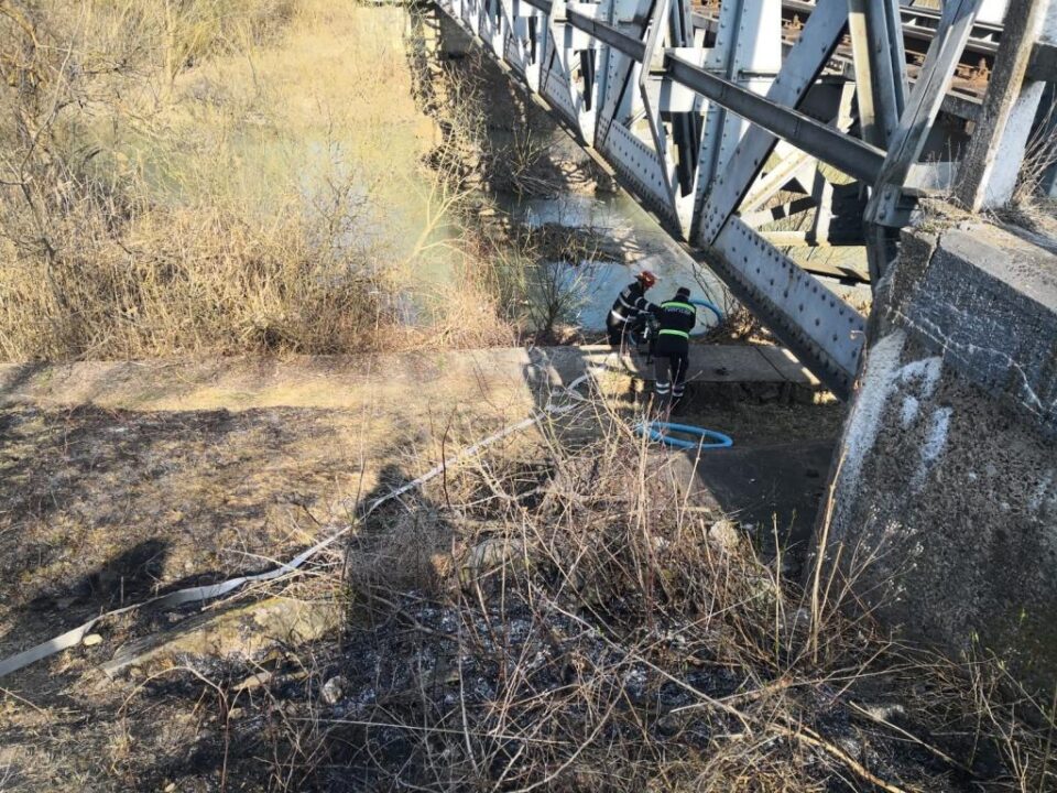 Incendiu în pădure, de la o țigară aruncată din tren