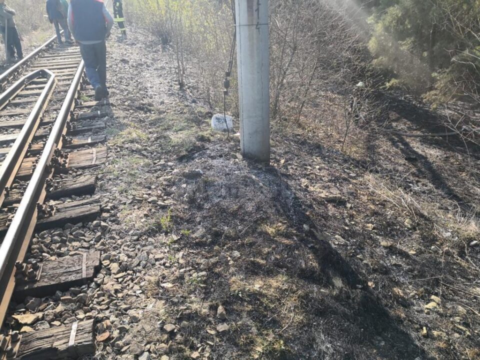 Incendiu în pădure, de la o țigară aruncată din tren