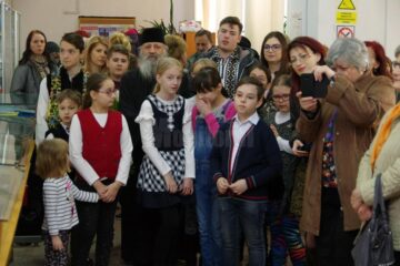 Prima expoziție de pictură a artistei Ioana Holca, în vârstă de 10 ani, la Galeria Bibliotecii Bucovinei