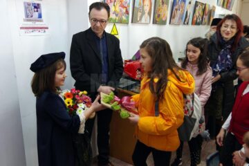 Prima expoziție de pictură a artistei Ioana Holca, în vârstă de 10 ani, la Galeria Bibliotecii Bucovinei