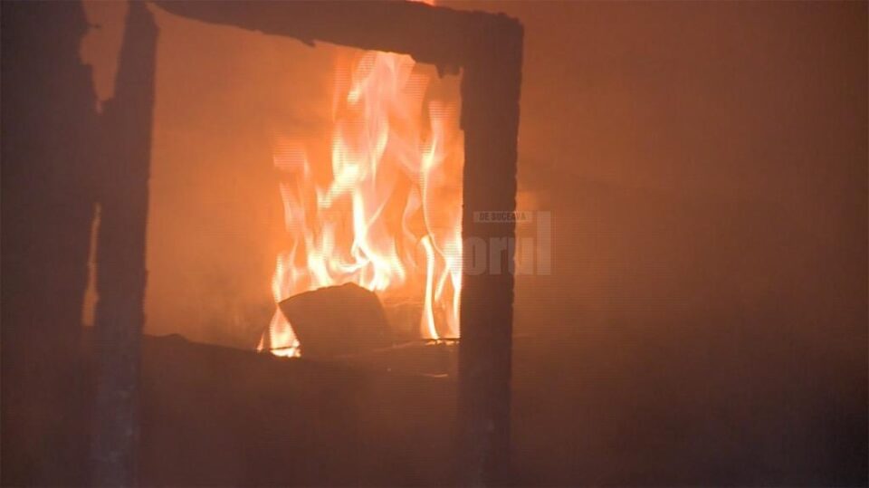 Bărbat găsit carbonizat în casa care i-a luat foc