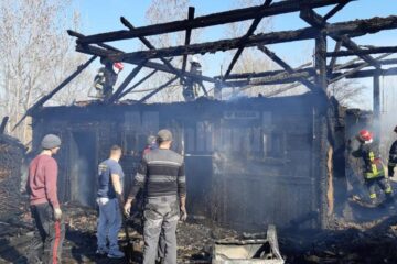 În incendiu au fost distruse adăpostul de animale, magazia de furaje, precum și alte anexe ale gospodăriei