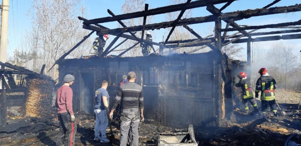 În incendiu au fost distruse adăpostul de animale, magazia de furaje, precum și alte anexe ale gospodăriei