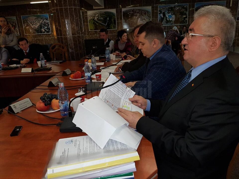 Bugetul Sucevei pe 2019 a fost aprobat cu 15 voturi pentru și 8 abțineri, într-o ședință extraordinară