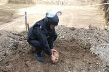 Proiectilul exploziv, arma și cartușele infanterie au fost transportate în vederea distrugerii de către echipa pirotehnică