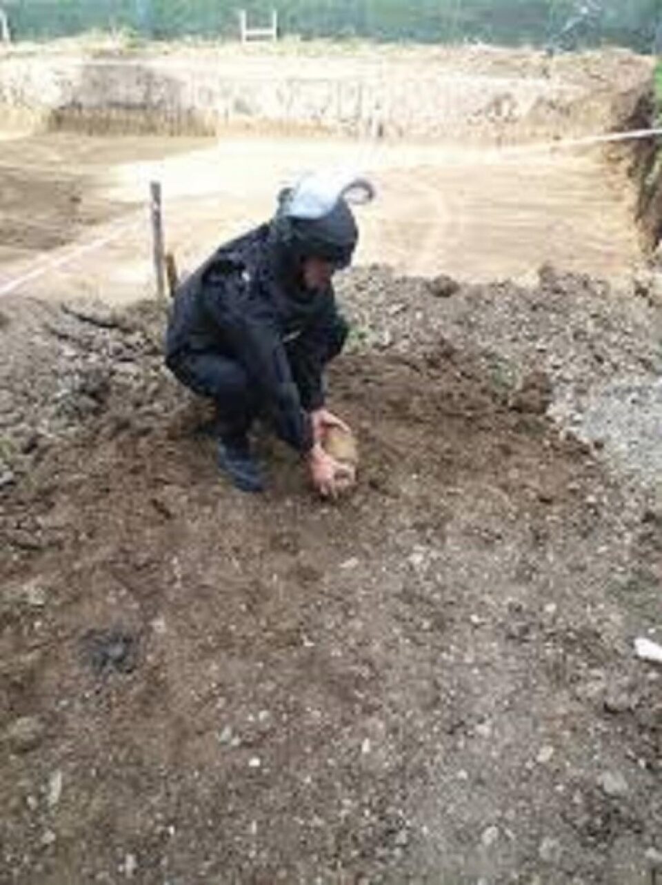 Proiectilul exploziv, arma și cartușele infanterie au fost transportate în vederea distrugerii de către echipa pirotehnică Proiectilul exploziv, arma și cartușele infanterie au fost transportate în vederea distrugerii de către echipa pirotehnică