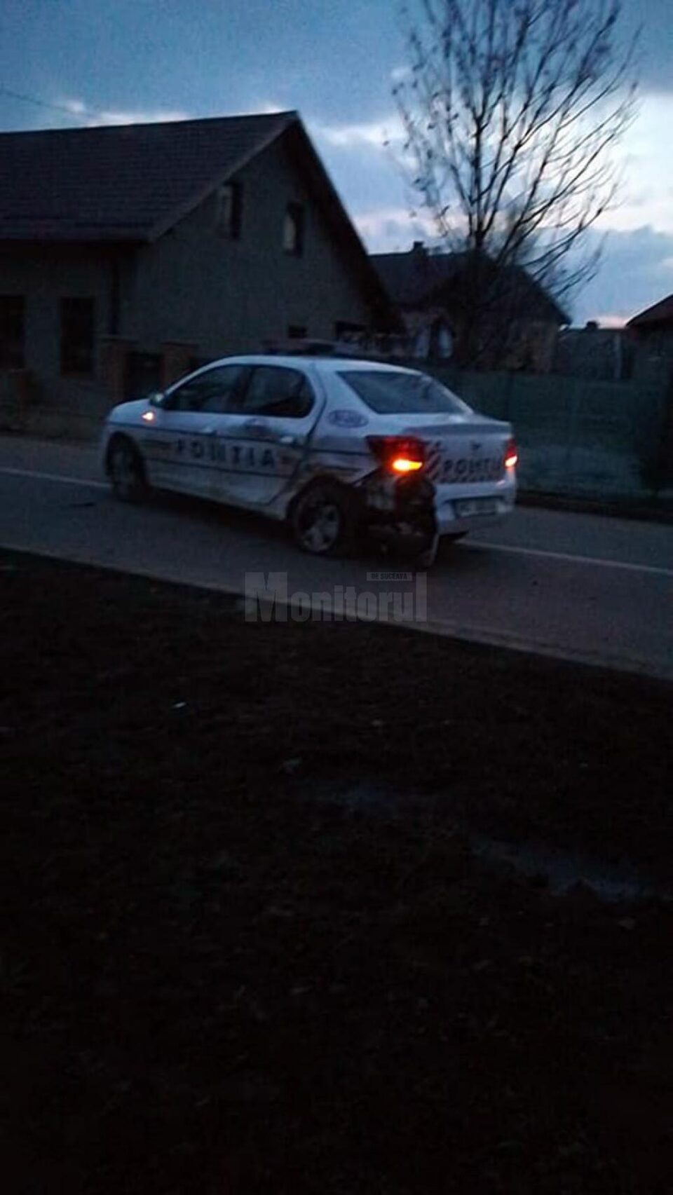 Mașina de poliție lovită de cea condusă de Tărzănel