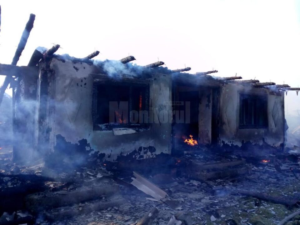 Incendiu a afectat grav doua gospodarii aflate una langa alta