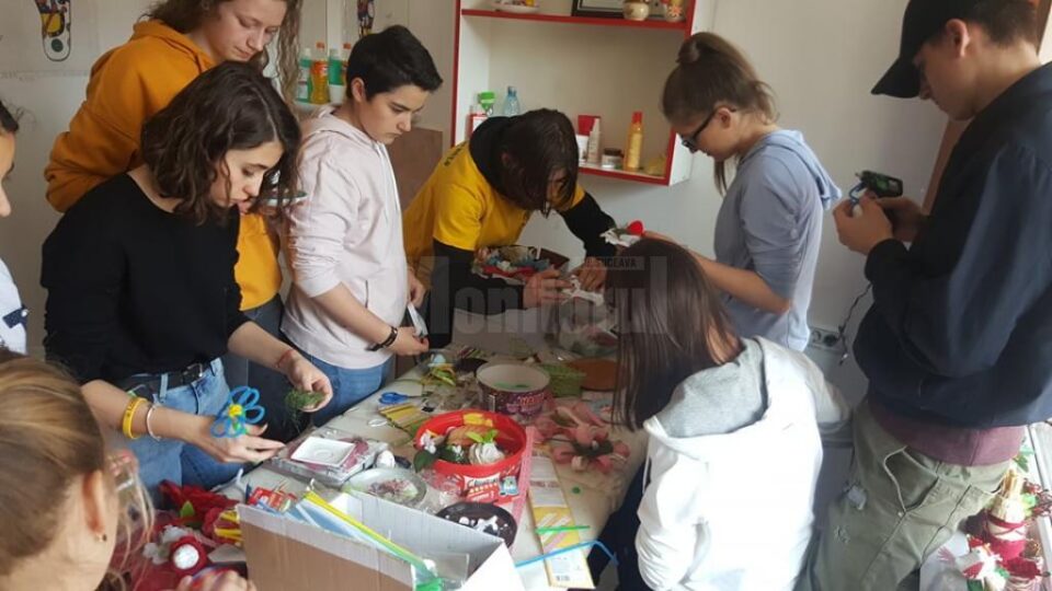 Elevi câmpulungeni, alături de copii cu dizabilități, în cadrul proiectului „4/4 pentru prieteni” Elevi câmpulungeni, alături de copii cu dizabilități, în cadrul proiectului „4/4 pentru prieteni”