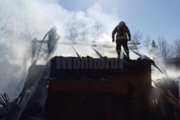 O familie din Iaslovăț are nevoie de ajutor, după ce și-a pierdut gospodăria într-un incendiu