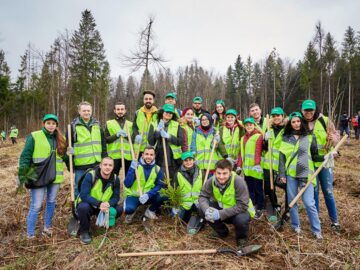 „Pădurea de Mâine” a mai crescut cu 6.160 de puieți de arbori, plantați la Arbore