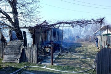 Din cauza vântului puternic, flăcarile s-au extins la două gospodarii, făcând pagube de peste 35.000 de lei