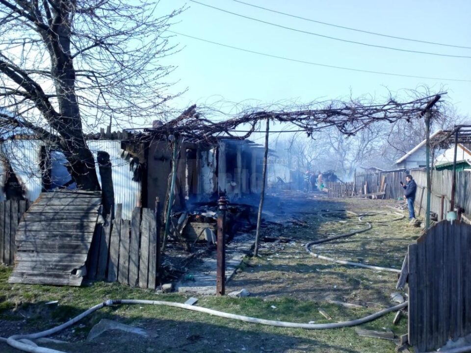 Din cauza vântului puternic, flăcarile s-au extins la două gospodarii, făcând pagube de peste 35.000 de lei Din cauza vântului puternic, flăcarile s-au extins la două gospodarii, făcând pagube de peste 35.000 de lei