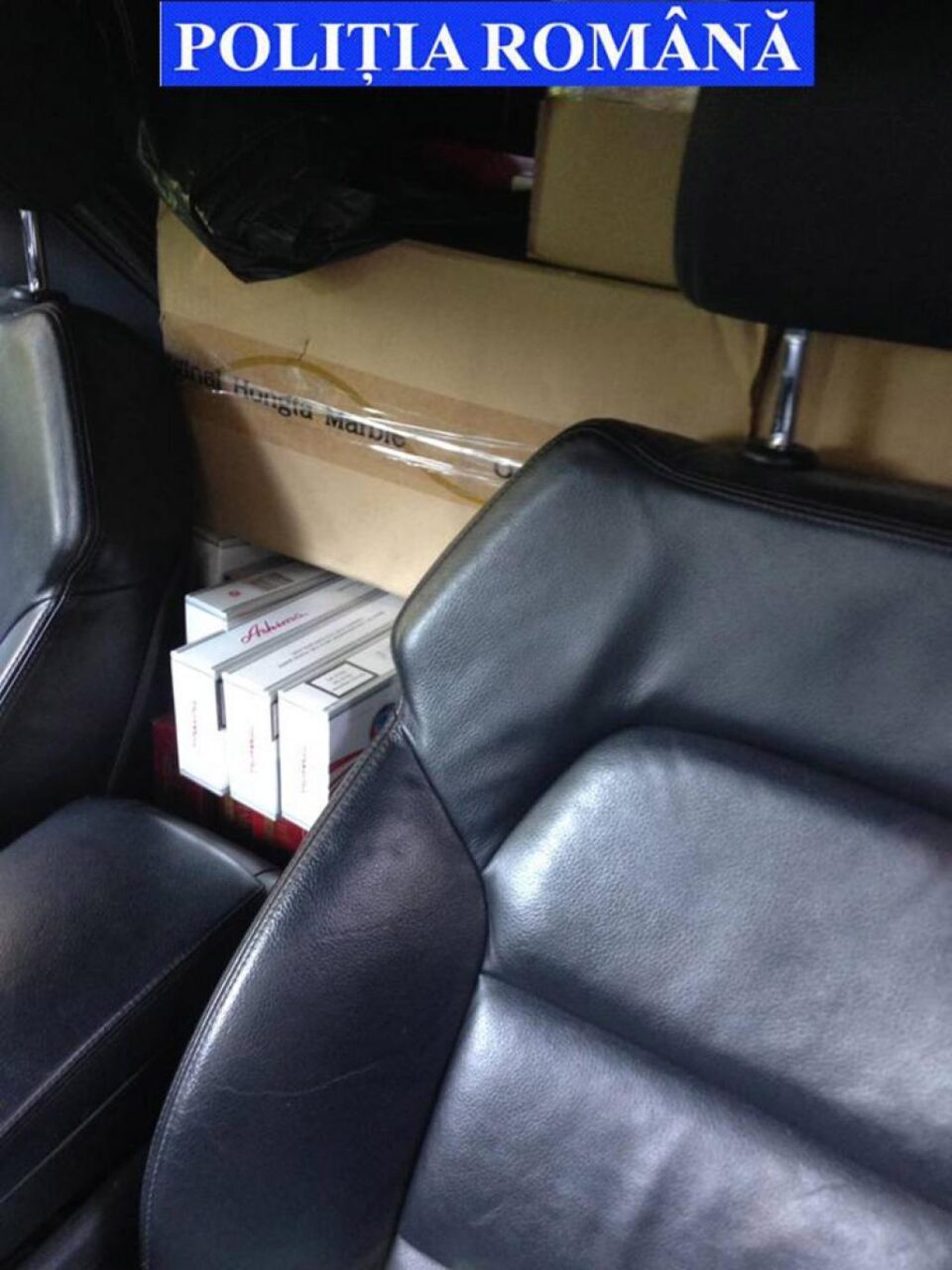 O mașină cu folii pe geamuri, care transporta o cantitate mare de țigări, abandonată de șoferul urmărit de polițiști