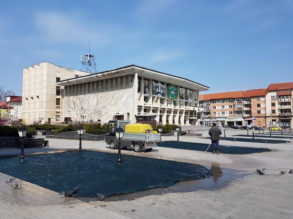 Autoutilitara electrică cumpărată din fonduri elvețiene, folosită la îngrijirea spațiilor verzi Autoutilitara electrică cumpărată din fonduri elvețiene, folosită la îngrijirea spațiilor verzi