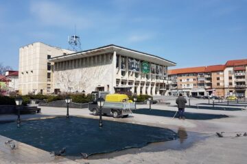 Autoutilitara electrică cumpărată din fonduri elvețiene, folosită la îngrijirea spațiilor verzi