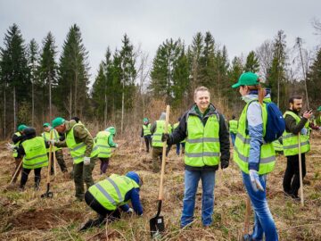 „Pădurea de Mâine” a mai crescut cu 6.160 de puieți de arbori, plantați la Arbore