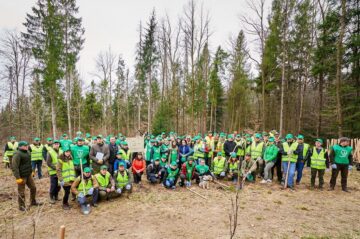 Voluntarii participanți la prima acțiune de anul acesta a proiectului "Pădurea de Mâine"