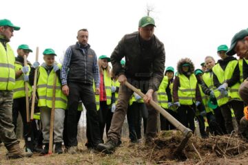 „Pădurea de Mâine” a mai crescut cu 6.160 de puieți de arbori, plantați la Arbore