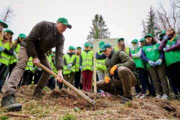 „Pădurea de Mâine” a mai crescut cu 6.160 de puieți de arbori, plantați la Arbore