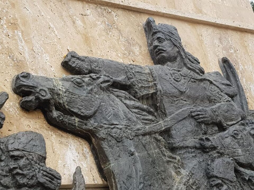 Sabia domnitorului Ștefan cel Mare, ruptă de pe basorelieful statuii ecvestre