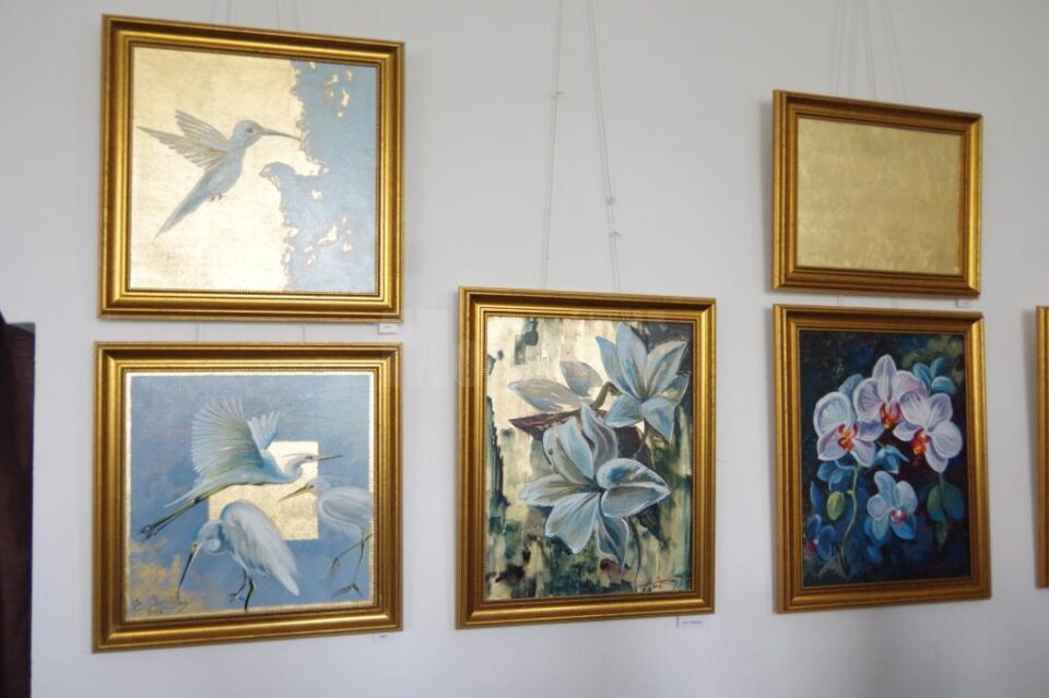 Expoziția „Iconografii de primăvară”, o invitație în universul de aur al artistului plastic Emilian Adrian Gavrilean