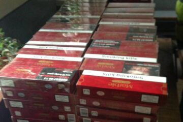 În autoturismul abandonat au fost descoperite țigări de contrabandă, de peste 60.000 de lei