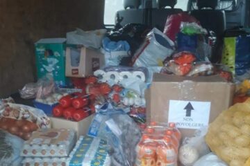 Cei care vor să doneze pot să aducă duminică, în față la Nada Florilor din Fălticeni, în primul rând pachete cu alimente neperisabile