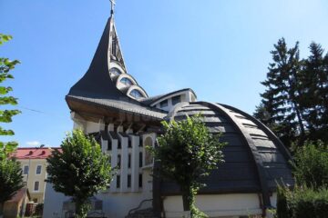 Liturghie arhierească la Biserica martirilor „In memoriam” din Suceava