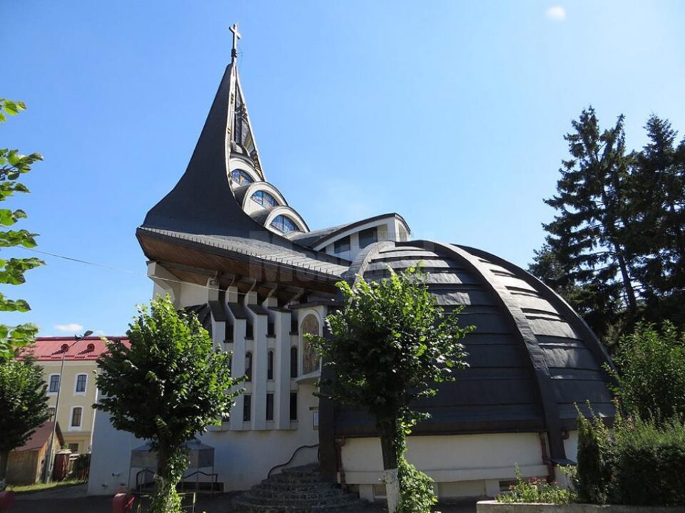 Liturghie arhierească la Biserica martirilor „In memoriam” din Suceava Liturghie arhierească la Biserica martirilor „In memoriam” din Suceava