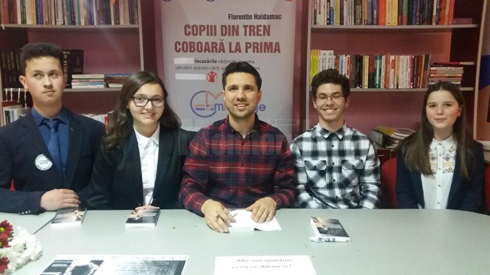 Cornel Manaz împreună cu liceeni de la Colegiul Tehnic "Mihai Băcescu" Fălticeni